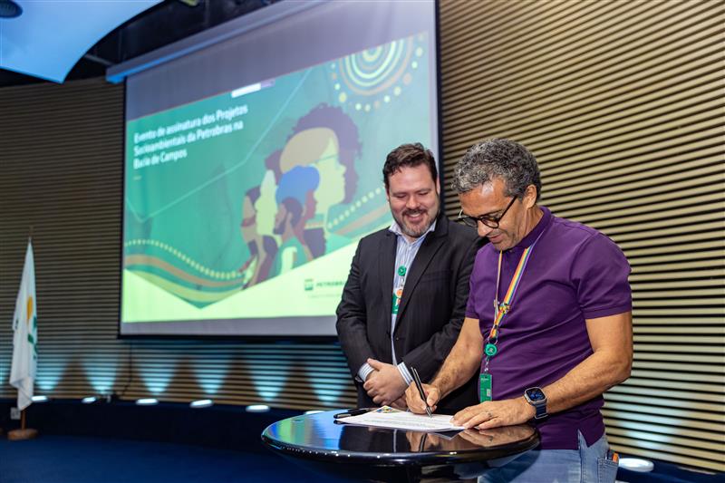 Executivos da Petrobras na assinatura de Projetos Socioambientais na Bacia de Campos