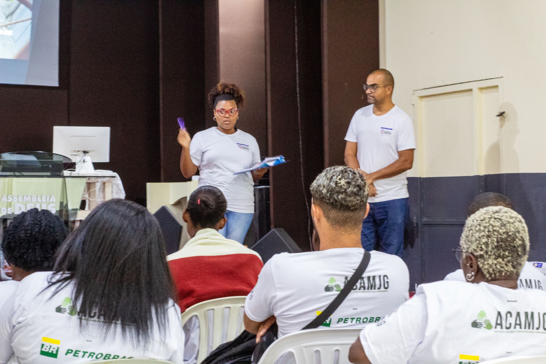 Integrantes da Associação dos Catadores do Aterro Metropolitano de Jardim Gramacho (ACAMJG) recebem orientação