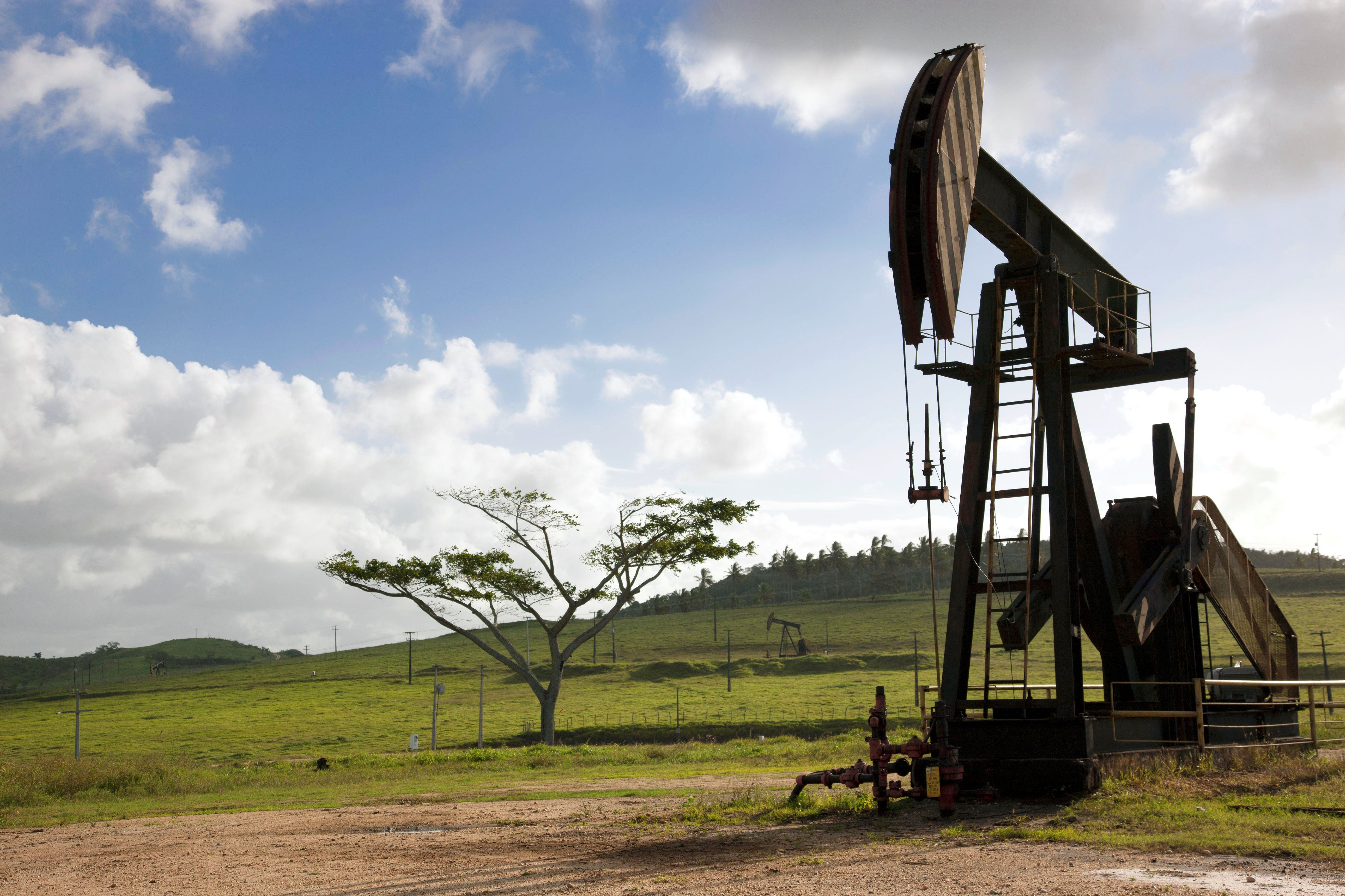 Cavalo de pau produzindo em campo terrestre na região de produção de Carmopólis