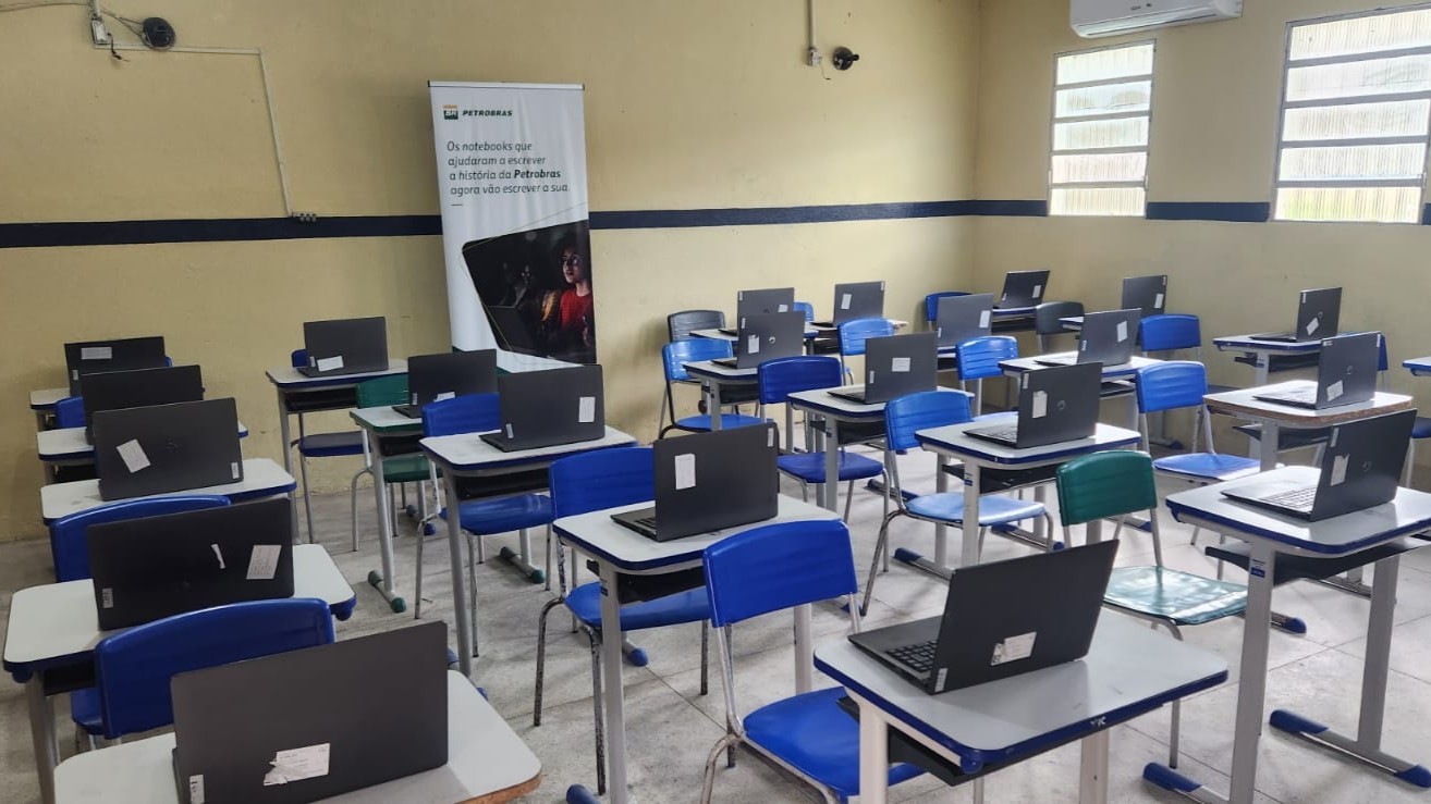 Sala de aula com notebooks