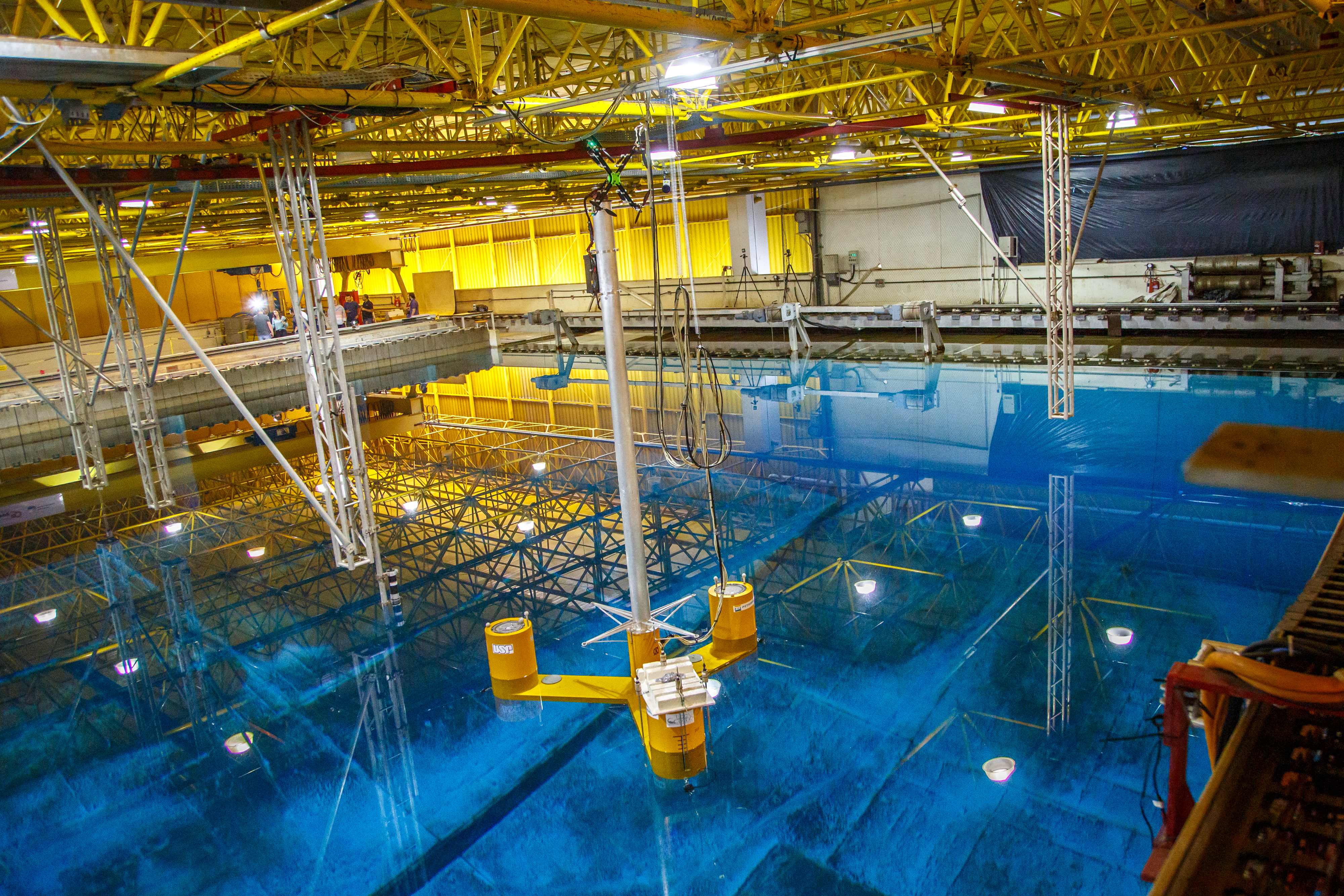 Sistema eólico flutuante posicionado no tanque do Laboratório de Tecnologia Oceânica da COPPE/UFRJ