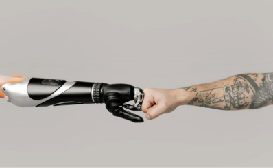 Braço biônico e braço humano tatuado se tocando com um soquinho, simbolizando conexão entre tecnologia e pessoas