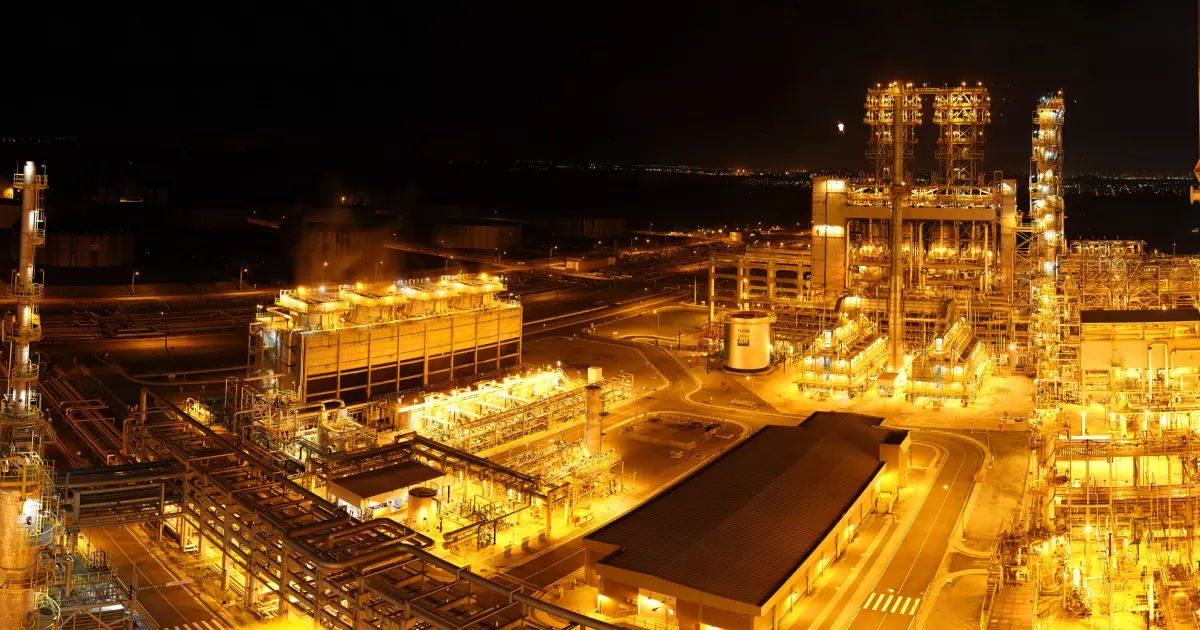 refinaria à noite