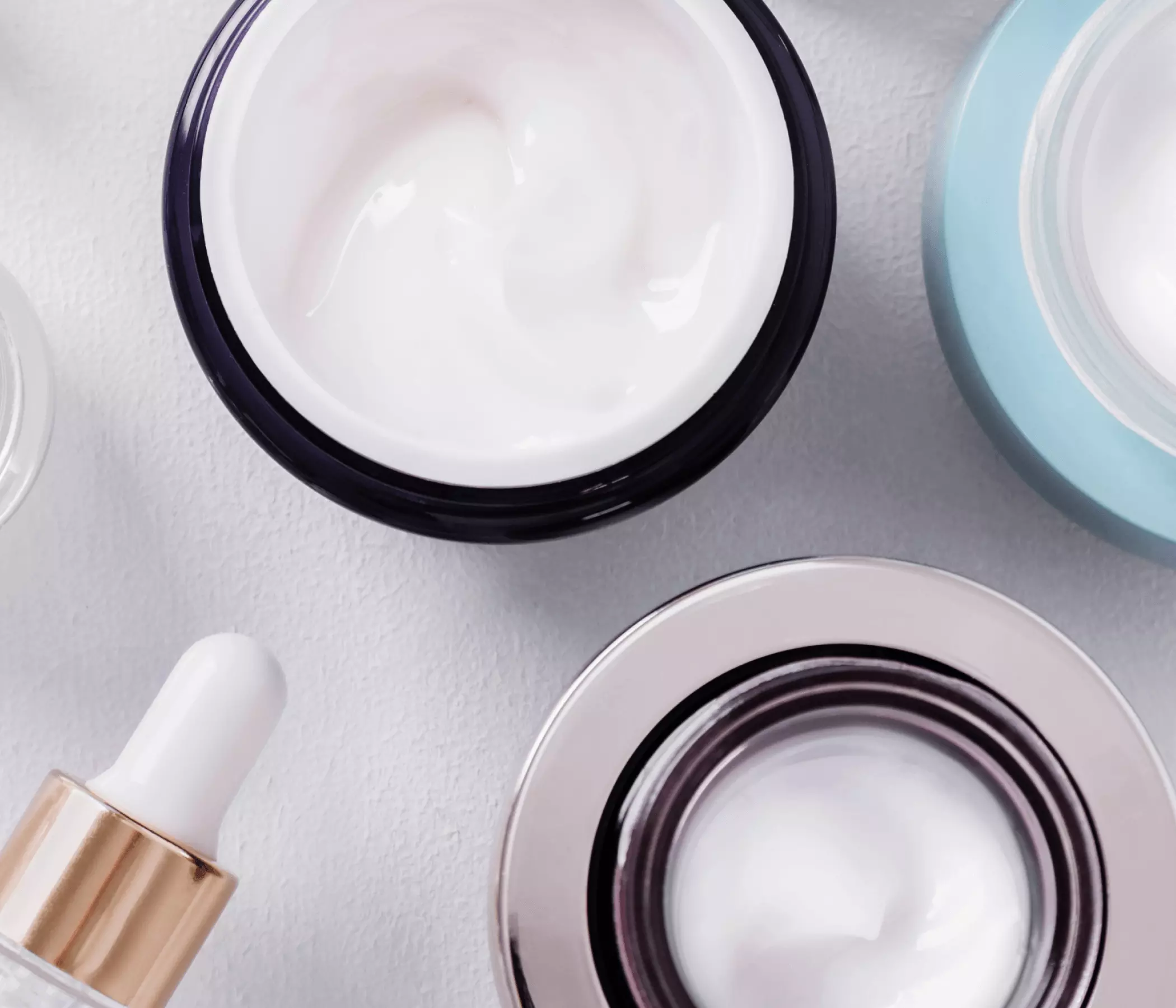 Foto de uma vela com pavio aceso, mostrando um dos derivados da Parafina Petrobras.