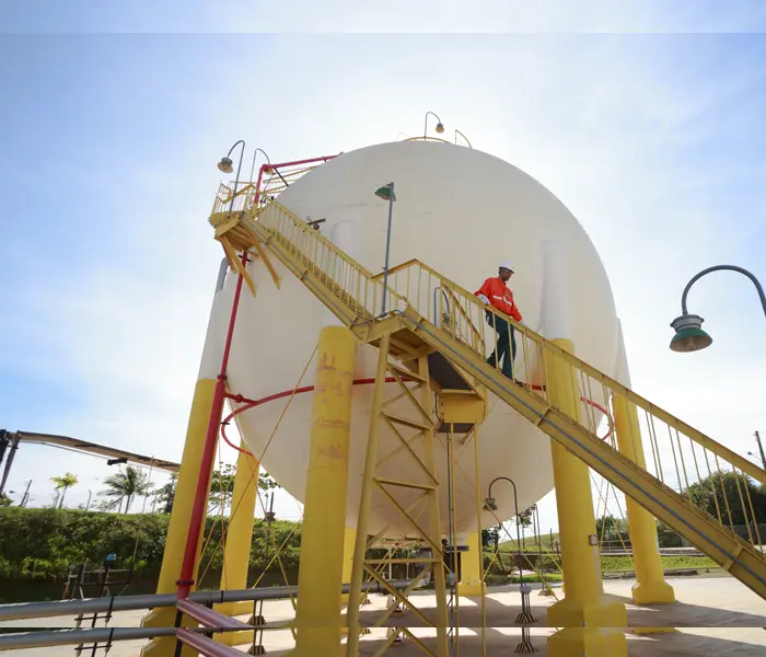 Fotografia de um tanque de gás natural da Petrobras