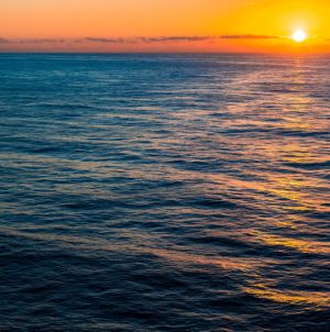 Pôr do sol no horizonte do oceano.