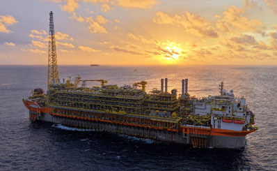 Imagem da FPSO Alexandre de Gusmão com o sol ao fundo.
