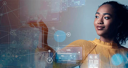Mulher interagindo com interface digital futurista, representando tecnologia e inovação.
