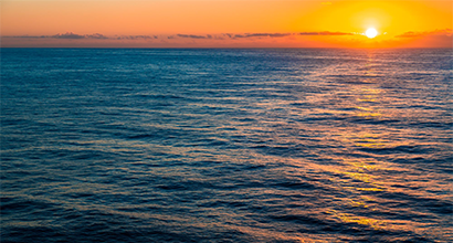 Oceano com pôr do sol.