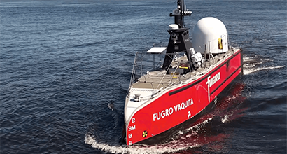 Fotografia diurna de uma embarcação no mar, com o nome “Fugro Vaquita” na lateral.