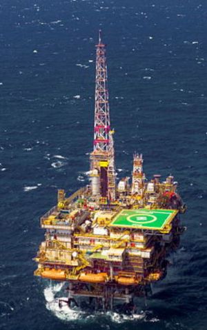 Plataforma de petróleo da Petrobras em alto-mar, com heliponto visível e estrutura cercada pelo oceano.