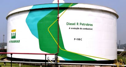 Tanque industrial da Petrobras com logotipo da BR e a inscrição “Diesel R Petrobras – A evolução do combustível”.