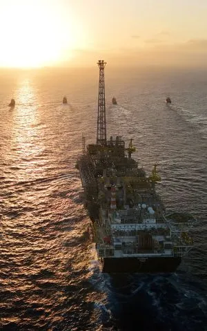 Plataforma FPSO P-78 navegando no mar durante o pôr do sol.