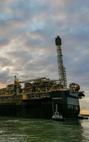 Navio FPSO no mar, ao entardecer.