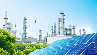 placas solares e refinaria ao fundo