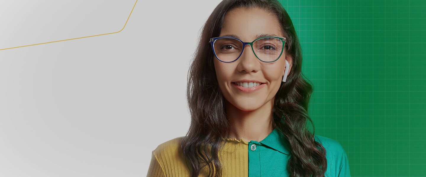 Mulher sorrindo usa óculos e fone de ouvido, com metade da imagem em fundo claro e metade em fundo digital verde.