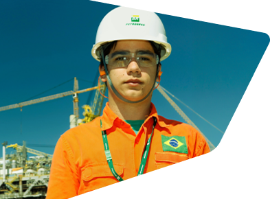 Funcionário da Petrobras, usando uniforme e equipamento de proteção completo.