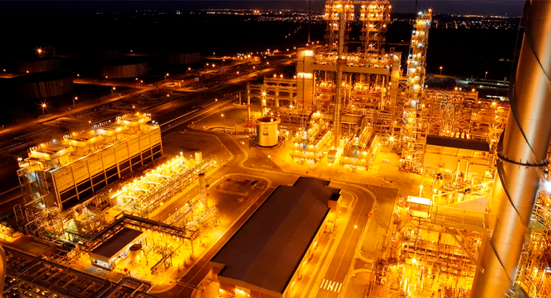 Refinaria com iluminção noturna.