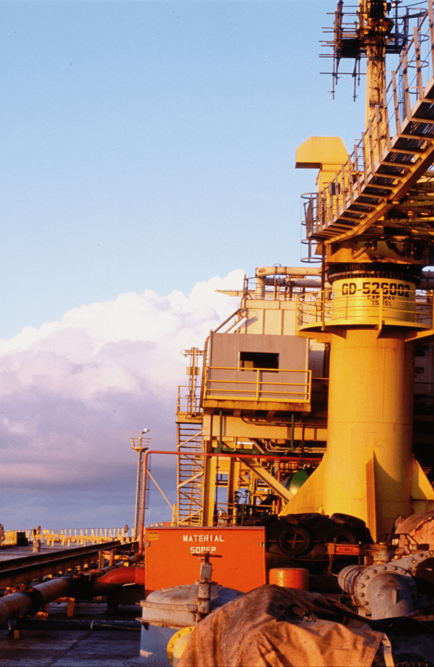 Fotografia de plataforma da Petrobras. Representa o descomissionamento de plataformas