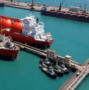 Fotografia aérea diurna de um terminal de regaseificação de gás natural liquefeito da Petrobras.