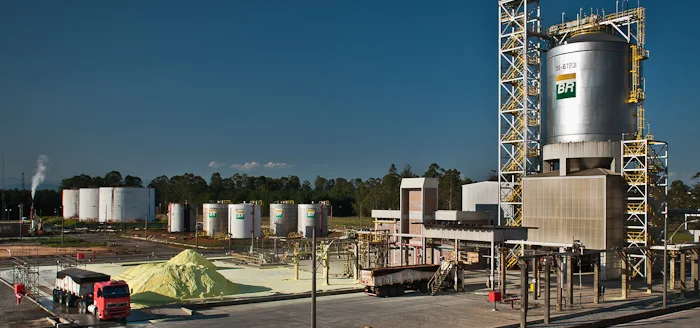 Fotografia dos containers da Refinaria Revap