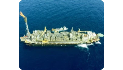 Foto aérea de FPSO da Petrobras operando em campo de pré-sal.