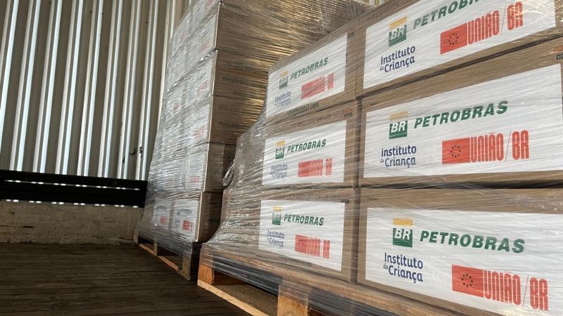 Caixas de donativos de apoio humanitário ao estado do Rio Grande do Sul.