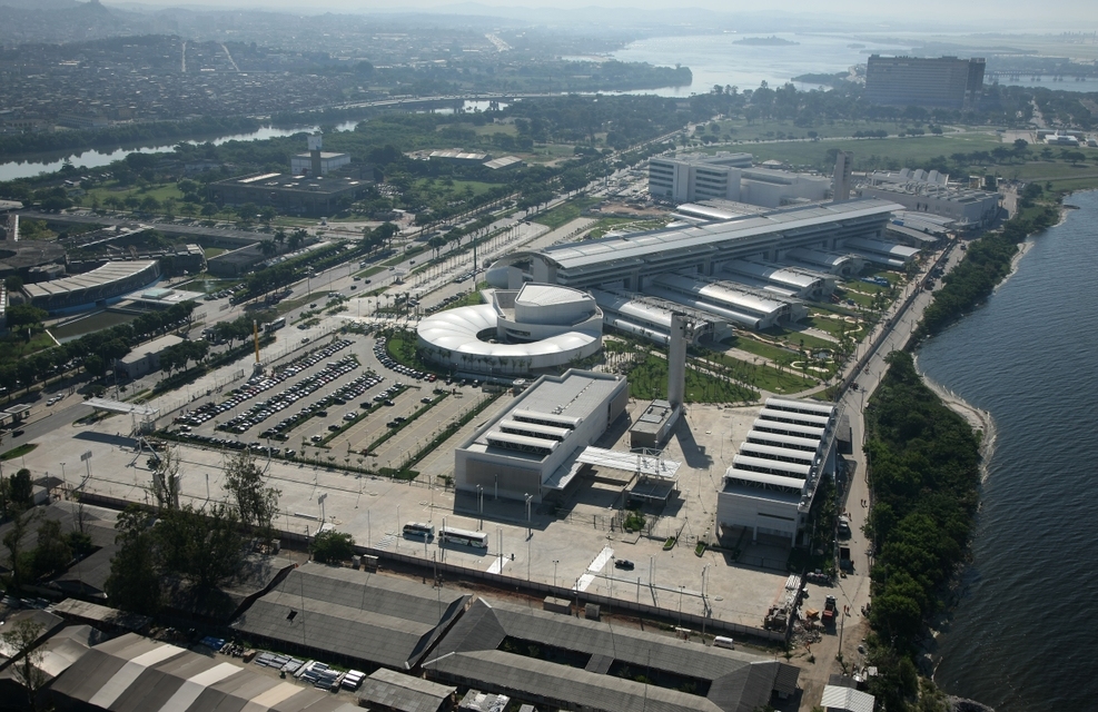 Visão aérea diurna do Centro de Pesquisas Leopoldo Américo Miguez de Mello.