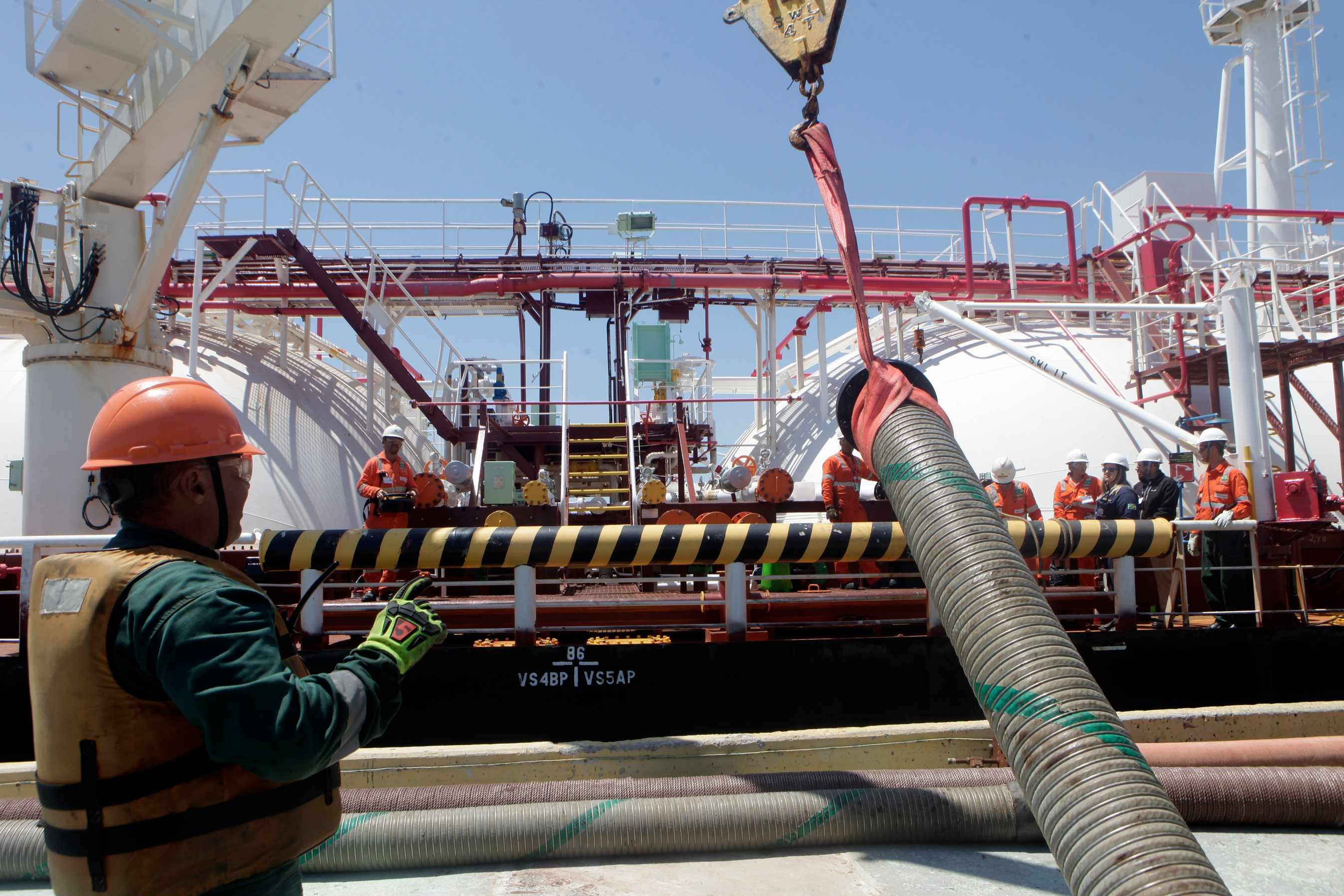 Abastecimento de embarcação durante testes de bunker com conteúdo renovável.