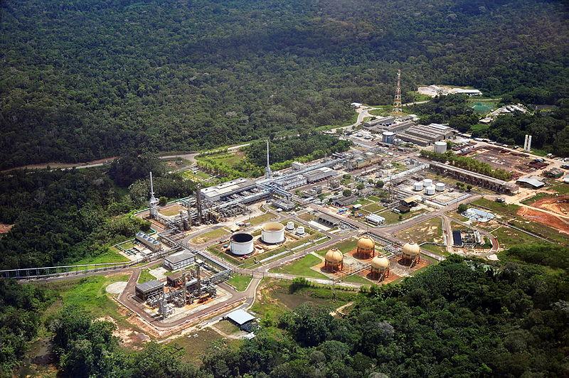 Vista aérea da Província Petrolífera de Urucu.