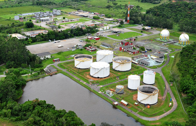 Vista aérea de um terminal logístico terrestre.