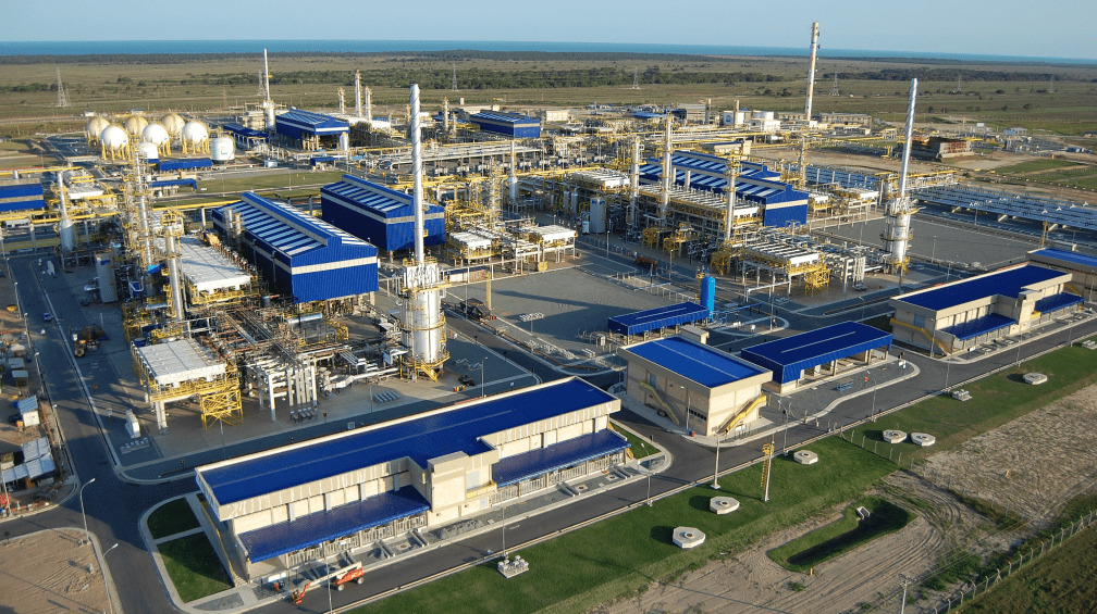 Fotografia aérea diurna da Unidade de Tratamento de Gás de Caraguatatuba da Petrobras.