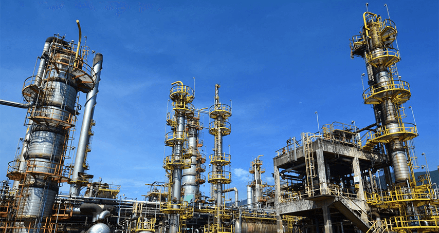 Fotografia diurna de estruturas metálicas da Refinaria Presidente Bernardes em Cubatão.