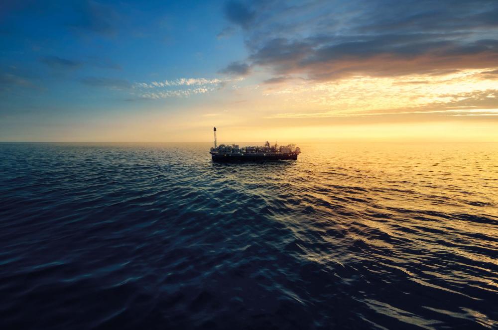 Fotografia de mar aberto com uma plataforma de exploração móvel.