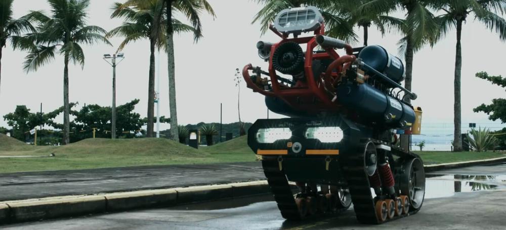 Fotografia de robô bombeiro da Petrobras em deslocamento em rodovia.