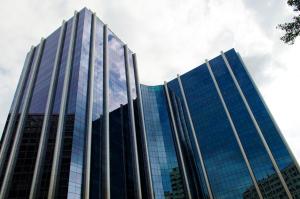 Fachada espelhada do Edifício Senado, sede da Petrobras, no Rio de Janeiro