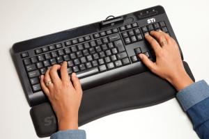 Mão digitando em teclado