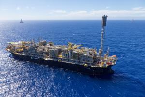 Plataforma P-74 navegando no mar