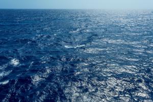 Mar com linha do horizonte ao fundo