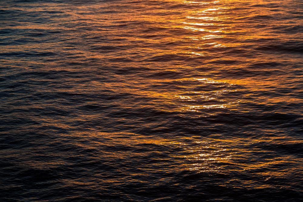 Mar com a luz do sol sobre as ondas