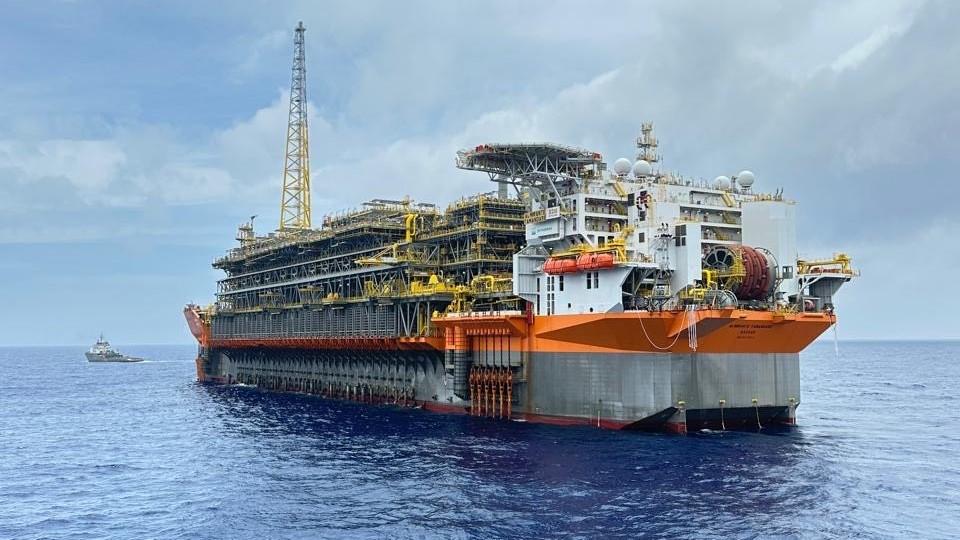 Plataforma FPSO Almirante Tamandaré, a super FPSO da Petrobras no mar, com céu ao fundo