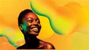 Mulher negra sorridente em fundo com formas nas cores verde e amarela