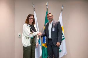 A presidente da Petrobras, Magda Chambriard, e o CEO da Consag Engenharia S.A., João Martins, celebram assinatura de contratos para retomada da construção do Trem 2 da RNEST