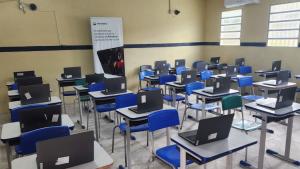 Sala de aula com notebooks