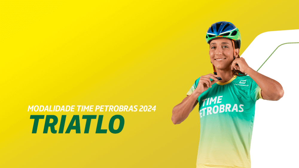Uma atleta sorri usando uniforme do Time Petrobras e capacete.