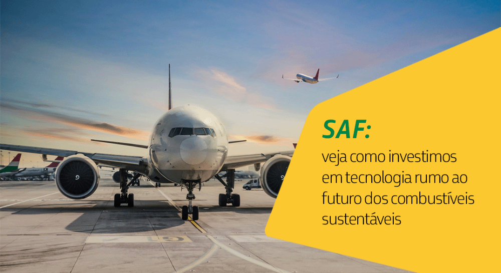 Avião grande na pista ao entardecer, com outro avião no céu e caixa de texto destacando investimento em combustíveis sustentáveis (SAF).
