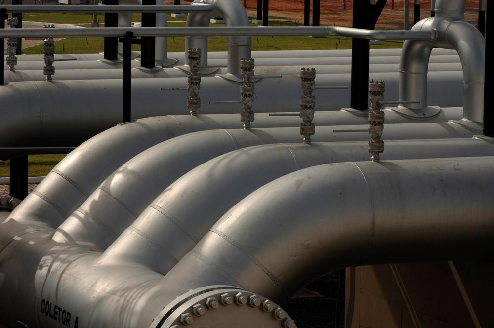 Dutos de metal de uma instalação da Petrobras.