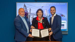 A diretora de Exploração e Produção da Petrobras, Sylvia Anjos, o CEO da OOS International, Leon Overdulve (à esquerda), e o vice-presidente da Camorim, Eduardo Adami, celebram assinatura de contratos das embarcações do tipo Liftboat