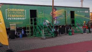 Caminhão da Caravana do Futebol Feminino Petrobras