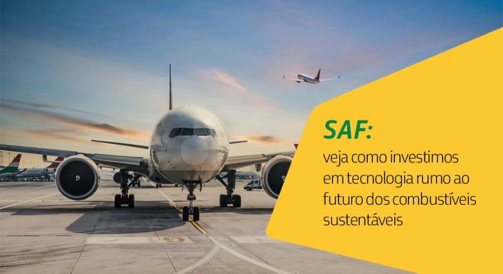 Avião grande na pista ao entardecer, com outro avião no céu e caixa de texto destacando investimento em combustíveis sustentáveis (SAF).
